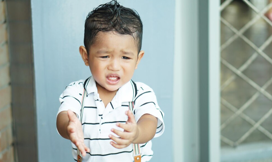 anak memukul kepala, perilaku balita, cara atasi kebiasaan buruk anak, penyebab anak pukul kepala, Bunda, si Kecil